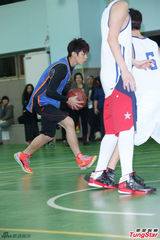 组图：柯震东亮相学校篮球场秀球技