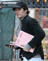 组图：奥兰多现身百老汇 恢复单身心情不错