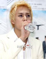 组图：韩偶像组合Beast首开唱 变白马王子劲歌热舞