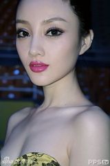 幻灯图：李小璐时尚写真盘点 荧屏精灵笑容绽放