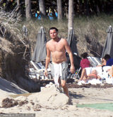 组图：莱昂纳多赤身戏水 全身肥膘与半裸女同浴