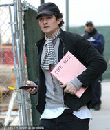 组图：奥兰多现身百老汇 恢复单身心情不错