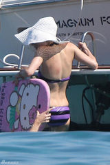 组图：艾薇儿身穿比基尼游玩 和前夫亲密似复合