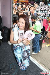 组图：官恩娜香港街头宣传新碟 引路人围观