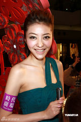 高清图：熊黛林露肩短裙出席活动 不担心家人催婚