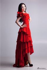 高清图：女主持人张慧君拍摄中国红礼服写真
