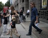 高清组图：皮特朱莉一家人伦敦合家欢享受天伦之乐