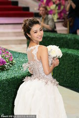 组图：薛凯琪穿婚纱捞金 蕾丝半敞秀香肩美腿