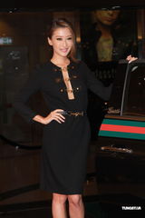 组图：谢婷婷袒胸装娇嫩亮相 摆造型大秀性感