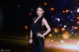 组图：新浪微博之夜红毯 贾青薄纱大秀玉背