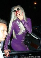 组图：Gaga探身为粉丝签名 大送飞吻很贴心