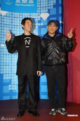 组图：李连杰蜡像落户上海 自称电影是业余爱好