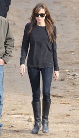 组图：安吉丽娜-朱莉拍新片 帅气保镖贴身保护