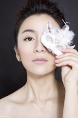 组图：刘庭羽曝唯美写真 清冷素雅似女神