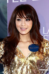 幻灯图集：朱茵美丽亮相 官恩娜金色上装闪亮