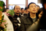 组图：导演路学长追悼会 王小帅现身葛优送花圈