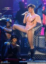 幻灯：蕾哈娜都柏林巡演大肆自摸high翻全场