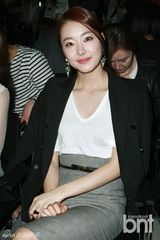 组图：崔江熙苏怡贤等亮相时装秀展熟女风范