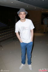 组图：歌手张悬香港开音乐会 炫彩短发超High