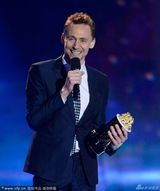 组图：艾玛-沃森MTV电影奖捧奖 男星裸下身搞怪