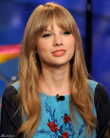 高清组图：泰勒-斯威夫特蓝裙做客脱口秀节目