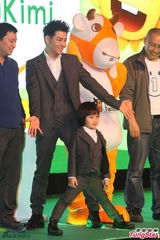 组图：林志颖父子亮相上海 kimi活泼不受控