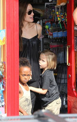 组图：朱莉带女儿逛玩具店 希洛吐舌表情烦躁