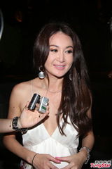 组图：温碧霞吊带裙亮相生日趴 与老公亲密接吻