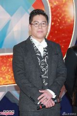 组图：司仪崔建邦林晓峰亮相TVB颁奖红毯