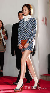 组图：SJ利特东海与少时秀英朴宰范等盛装亮相