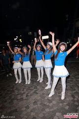 组图：韩国Crayon Pop香港街头唱跳 吸引粉丝