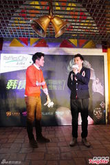 组图：韩庚前导画册狂热签售 粉丝蜂拥而至