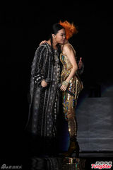 组图：孙燕姿橙发亮眼披黄金甲 许美静助阵