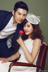 组图：严屹宽杜若溪携手登封面 述21克拉爱情