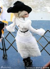 组图：Gaga《名利场》大片再蹬“恨天高”尴尬摔倒 
