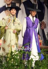 组图：东方神起有天穿古装亮相 现场上演变装秀