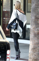 高清组图：妮基-希尔顿街拍 宽松毛衣搭配皮裤