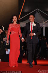 组图：任达华领带喜庆 金像奖杯原型美艳现身