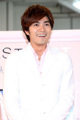 幻灯图：贺军翔化妆品代言 面临兵役问题很尴尬