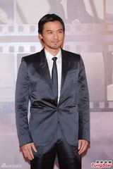 组图：冯德伦亮相红毯 笑容满面不惧分手传言