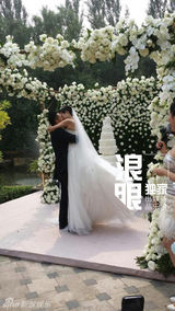 组图：何洁赫子铭大婚360度激情拥吻爱意浓