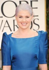 高清组图：凯莉-奥斯本着紫色耸肩礼服宛若人鱼