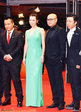 组图：余男亮相《无人区》柏林首映 着深V长裙