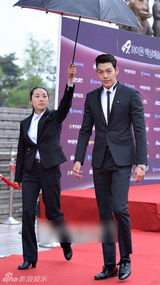 组图：金宇彬帅气亮相百想 模特身材出挑