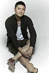 组图：任重军旅风写真 造型硬朗展熟男魅力