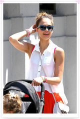 组图：杰西卡-阿尔芭携女现身装扮抢眼