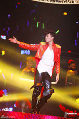 高清组图：钟汉良广州开唱 造型多变帅气逼人