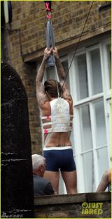 组图：38岁贝克汉姆街头半裸拍广告