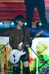 组图：李宇春上海开唱遭男舞者抱 父母首度现身