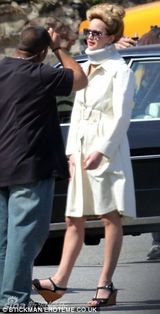 组图：劳伦斯餐厅吻戏显专业 贝尔变秃头肥男